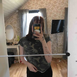  - En camouflage T-shirt med en text på! 