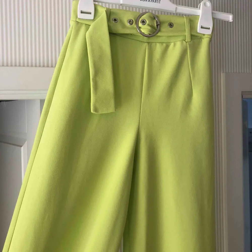 Jättefina gröna vida byxor med slits längst ner från Bershka, passar mig som är 170 lång. Möts upp i Stockholm eller fraktar . Jeans & Byxor.
