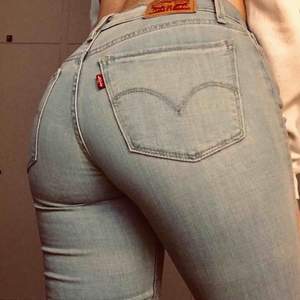 Säljer ett par Levis jeans som aldrig kommit till användning, det är skinny jeans. Nypris är 1100
