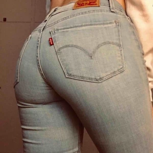 Levis  - Säljer ett par Levis jeans som aldrig kommit till användning, det är skinny jeans. Nypris är 1100