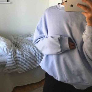  - Supermysig oversized sweatshirt från bershka, ljusblå färg. Den är i storlek S men är stor i storleken:) 