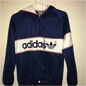  - Retro adidas tröja i perfekt skick ! super fin och bekväm ! Ser ut som ny 😭💓😍👌🎀 skickar  bilder vid intresse BUDA