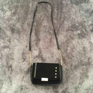  - Axelväska från river Island