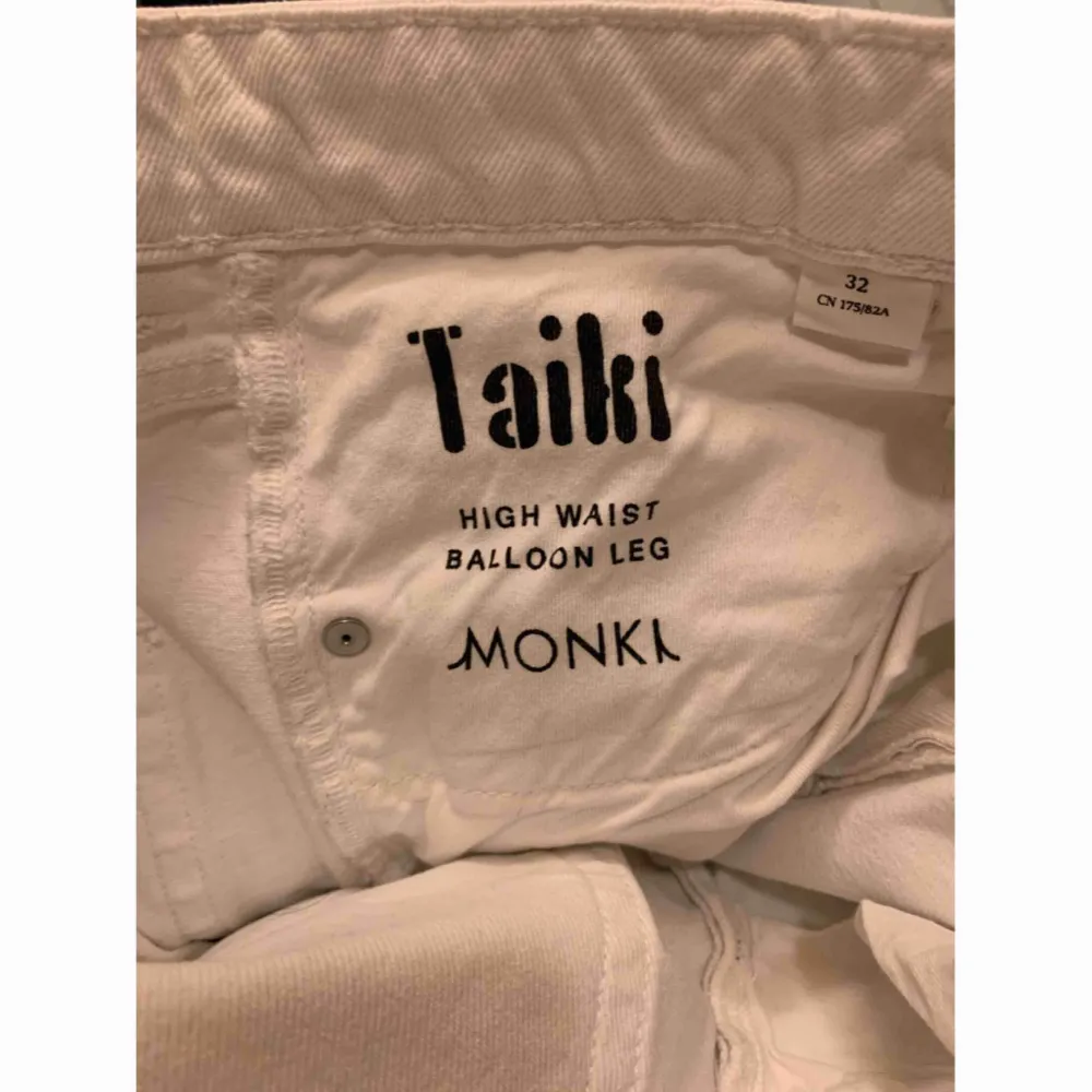 Vita Taiki jeans den Monki, aldrig använda ✨  Katt finns i hemmet🐈  Köparen betalar frakt 📮. Jeans & Byxor.