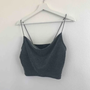  - Väldigt fin silverglittrig fest topp från H&M i strl S, passar även XS/M. Aldrig använd och har fina tunna band. Eventuell frakt tillkommer 💗⚡️