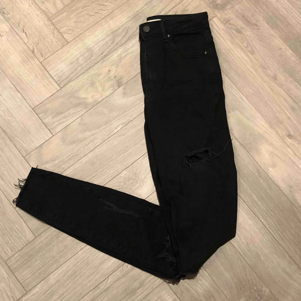 Svarta Jeans med hål från Gina Tricot från deras TALL-serie. Alltså en längre modell. Använde vid ett tillfälle.. Jeans & Byxor.