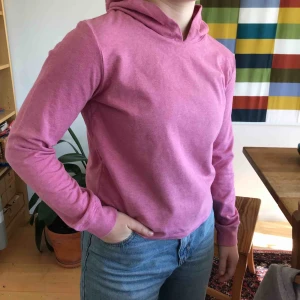  - Lätt croppad rosa hoodie. Sparsamt använd och i fint skick