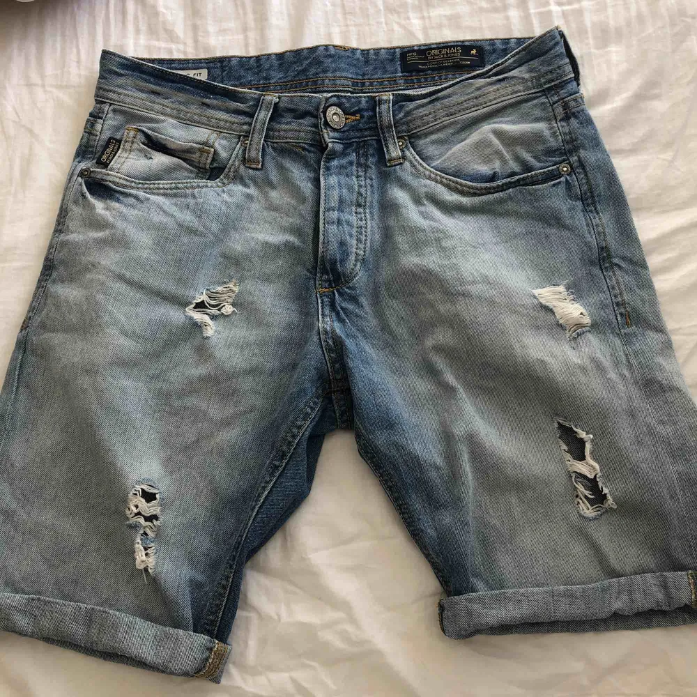 Ljusa shorts från Jack & Jones med slitna detaljer, passar för dem som är mellan 13-18 år. . Shorts.