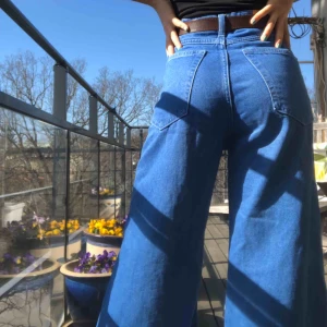  - Sköna blåa Weekday jeans i mjukt material, de är höga i midjan och utsvängda i benen. Tyvärr förstora på mig så de passar nog mycket bättre på någon annan! Använda ca 3 gånger. Nypris: 800kr