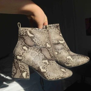  - Säljer mina ormmönstrade boots för dom inte kommer till användning! ✨ Använt dom ca 1-2gånger & dom är köpta för 6 månader sedan  Frakt ingår i priset!
