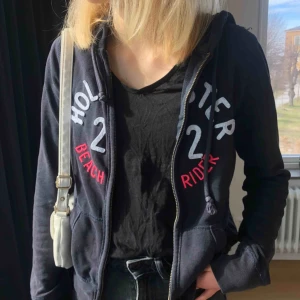  - Säljer nu denna väldigt sköna kofta! Koftan är en del använd men ändå i ett bra skick. Koftan är i storlek S. ✨