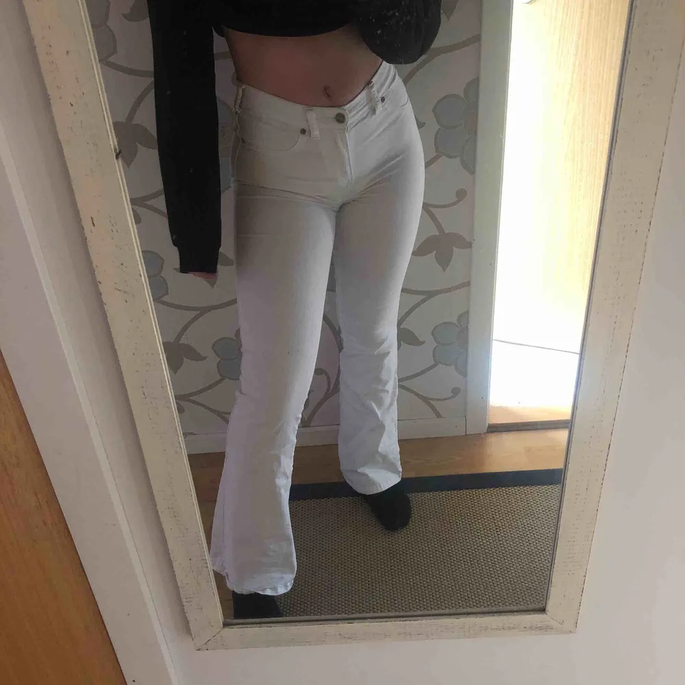 Säljer mina vita bootcut jeans från Dr Denim! Storlek xs men dom är väldigt strechiga så skulle säga att dom passar storlek 34-38 (är själv 36/38 i byxor) sitter såå bra!🥰❤️. Jeans & Byxor.