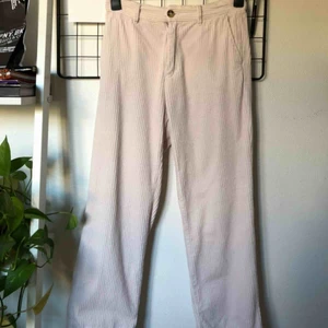  - Unisex manchesterbyxor från Weekday!  Ljusljus rosa färg