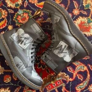  - Köpta på provskor i Stockholm, ser bruna ut på bilden men är svarta. Bra skicka förutom en del creasing och kan behöva en liten tvätt. Ingen box. Pris kan diskuteras vid snabb affär! 