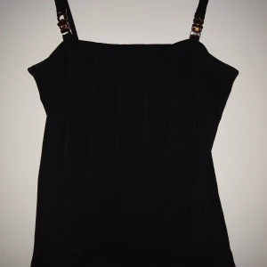 Snyggt linne  - Helt ny, tyvärr passar den ej till mig, storlek M . Riktigt snygg! Hämtas eller skickas