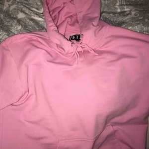  - Hoodie köpt på carlings från märket Stay, köptes för 300kr 💛mycket bra skick 