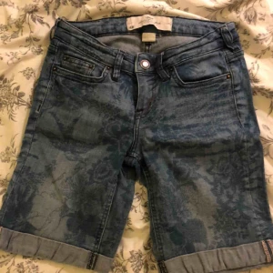 Jeans shorts - Jättefina jeansshorts med mönster på. Sparsamt använda och passar XS. 🦋 frakten kostar 44 kronor 