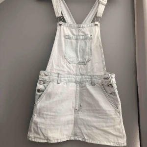  - Jättesnygg jeanskjol med hängslen från forever21. Köpt i butik i London💘 