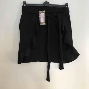  - Fin kjol från boohoo! Aldrig använd. Prislapp är kvar! Storlek 10 (uk size) liten i storlek, SX/S i svensk storlek. Bra kvalitet och super fin till sommaren!  Frakt är inkluderat i priset (vill du ha spårbar frakt kommer det kosta lite mer) 
