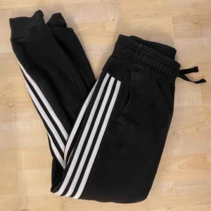 - Säljer mina adidas mjukisbyxor.  Köpta för 500kr på stadium. Jag är 171 och som är i typ ankellängd
