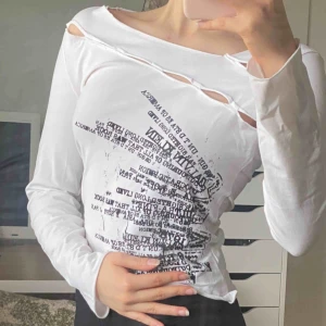  - Det är en vintage Calvin tröja min mamma först haft och sen jag fått ta över, använd men knappt så att det syns. Det är en storlek M men passar mig som är XS/S ☺️