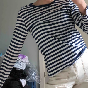  - Fin o SUPER SKÖN randig tröja från Monki! Marinblå och vit! Möts upp i Stockholm eller fraktar💕🥰