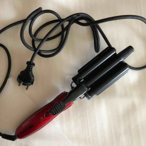  - Vågtång från OBH Nordica. Vågorna blir som på sista bilden. Kommer inte till användning här hemma. Kan tänka mig att sänka priset vid snabb affär. Köparen står för frakt 🥰