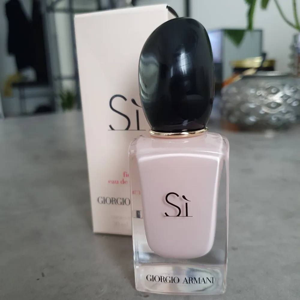 Giorgio Armani si fiori EU de parfym 30ml Säljer pga det är inte min doft. Endast öppnad.  Finns att hämta i Båstad.   . Parfym.