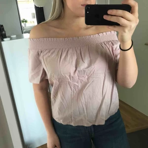  - Helt oanvänd tröja som är off-shoulder topp. Prislapp finns kvar. Köpt ifrån Gina Tricot. Frakt tillkommer. 