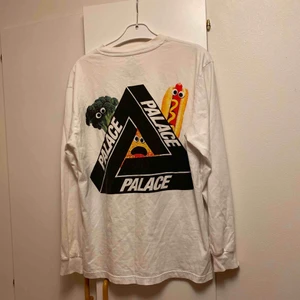  - Svin ball long sleeve från hypebeast märket ’Palace’. Har två fläckar på insidan utav ena ärmen (se andra bilden). Frakt är inkluderat i priset 🖤