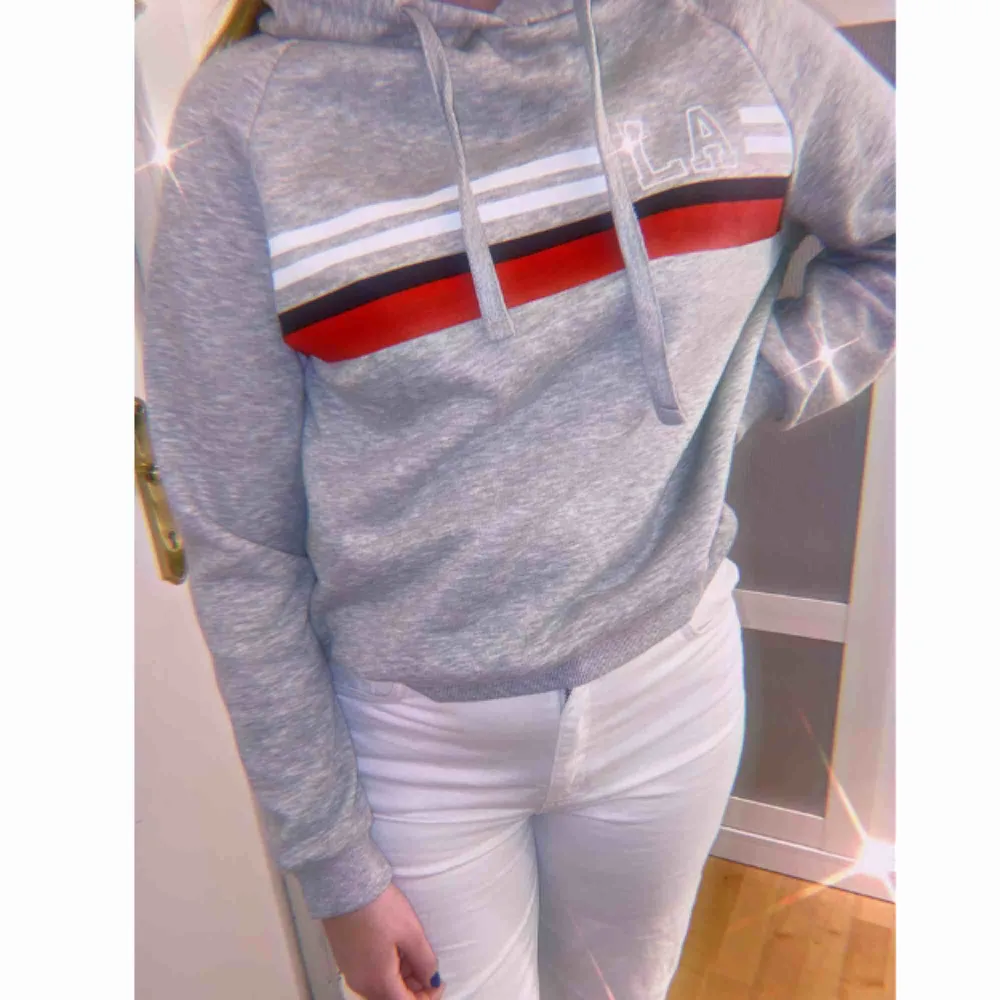 Fin grå hoodie från Gina, säljer pga knappt använd. Storlek M men passar fint på någon med S 😊. Hoodies.