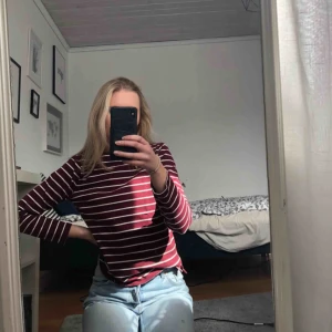  - Randig tröja från UNIQLO, är en ish vinröd färg. Jättefin tröja, men den kommer tyvärr inte till användning för mig. Frakten är inte inkluderad💛💛