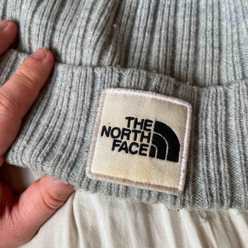 North Face mössa i grå, skitsnygg, behövs bara tvättas en gång. Den är mycket väl använd men fortfarande i bra skick.. Accessoarer.