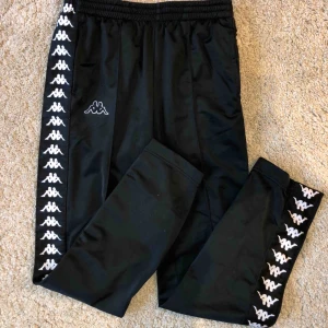  - Svarta kappa byxor! Använda ett fåtal gånger bara. 