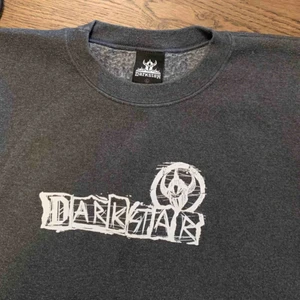  - Vintage Darkstar tröja. Storlek L, tröjan är i gott skick.  Kan hämtas i Uppsala eller skickas mot fraktkostnad.