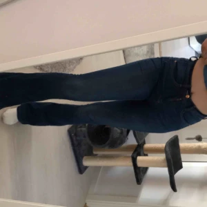  - Bootcut byxor köpta på bubblerum, jag är ungefär 172. Priset är inkl frakt 