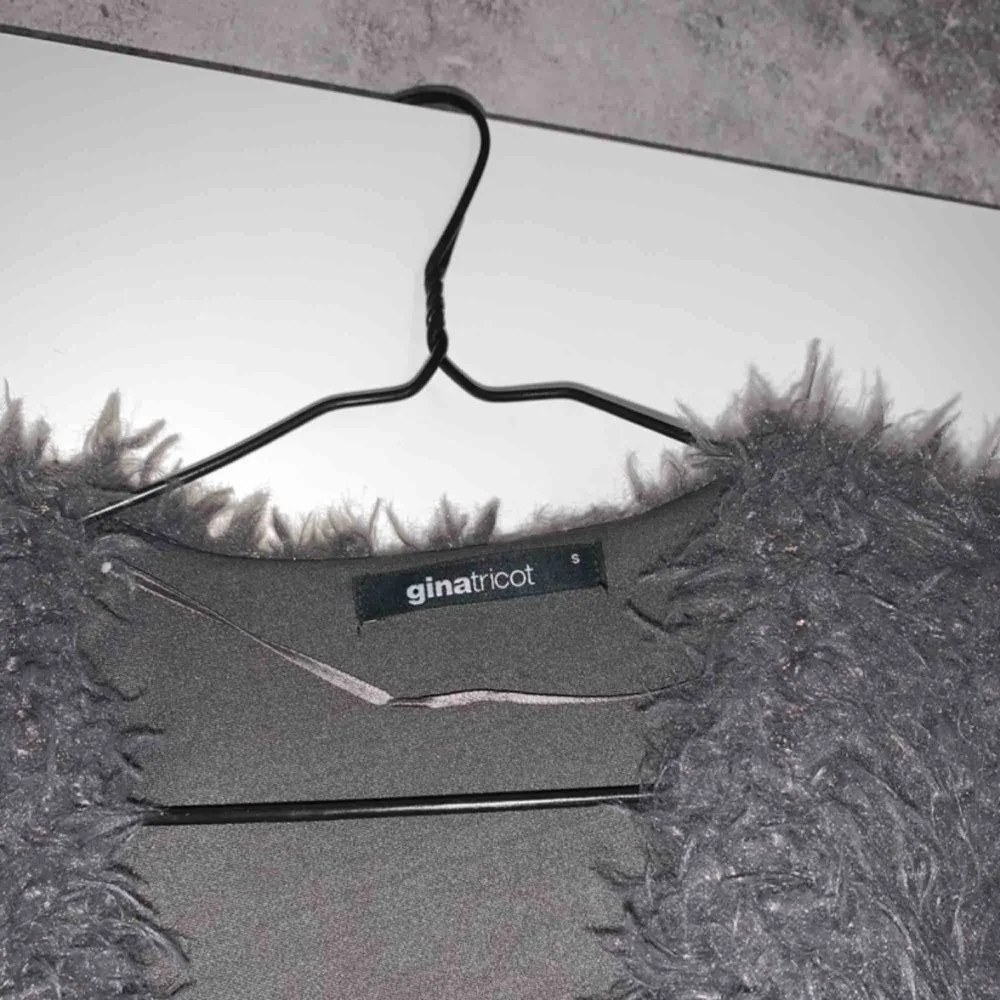 En grå päls kofta/jacka från Gina tricot, köpt för 300kr men bara använd 1 gång men hänger nu mera bara i garderoben. Köparen står för frakt!. Tröjor & Koftor.