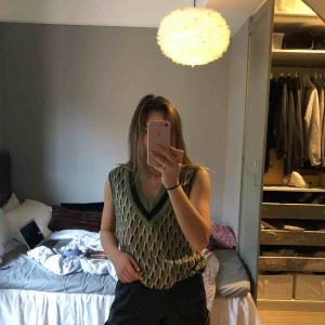  - grön populär väst från zara, finns inte kvar längre!!! Sjukt snygg och man kan ha den är både själv eller med en skjorta/ t shirt under💕🔥💕🔥 är i storlek S men passar typ XS OCH M. Är inte säker på att jag vill sälja men buda🥰
