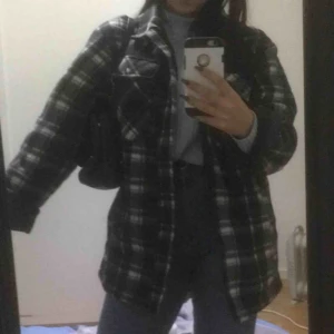  - En over-sized rutig jacka i svart vit och grå färg jätte mysig o skön för alla årstider inklusive sommar kvällar! Inget fel på jackan och den kan fraktas! Just nu gäller högsta bud!