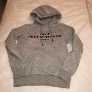  - grå peak performance hoddie storlek xs, väldigt bra skick! 750kr eller bud