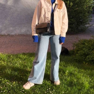  - De populära Ace-jeansen från Weekday! Originalpris 500 kr. Väl använda men i gott skick. Jag är ca 168 cm. Säljer då jag köpte fel storlek. Möts upp i Uppsala/frakt tillkommer. 💞