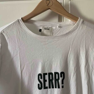  - SKAM tisha från Carlings! Skönt luftigt material. Använd flitigt då SKAM var som störst men ligger bara i garderoben numera. Möts upp i Stockholm, annars står köparen för frakt :) 