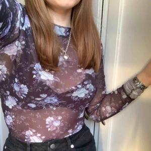  - Skitsnygg meshtröja med blommigt mönster. Svart o lila i tonerna, i nyskick! Köpare står för frakt 💖
