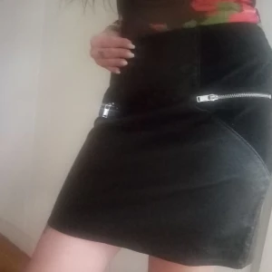 Skinnkjol  - En fin skinnkjol och lite mocka vid fickorna.. Annars skinn bak och mesta dels fram.. Men är tyvärr lite förstor för mig. Strl M