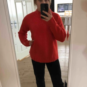  - En fin stickad orange/röd tröja. Lite längre än vanliga tröjor och väldigt varm och mysig🧡