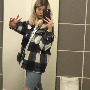  - Säljer nu min fina populära jacka från zara som är slutsåld.  Storlek xs och i fint skick  Köpt för bara nån månad sedan