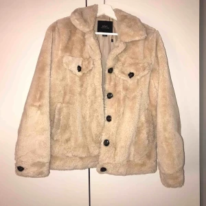  - Den är beige / krämvit irl, Fluffig jacka köpt förra året. Knappt använd 