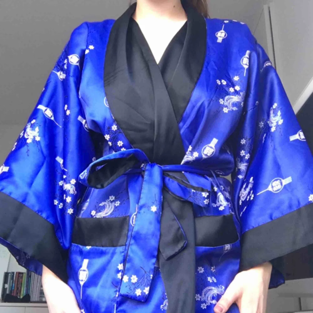 Kimono köpt från Humana. Kan användas som lyxig morgonrock 🦋 köparen står för frakten (63kr). Tröjor & Koftor.
