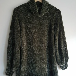 Långfit Tröja - Stickad tröja i metalikgrön färg. Köpt från Gina Tricot. storlek XS. Långfit. Använt 1 gång bara, då jag upptäckte att jag hade en väldigt liknande tröja hemma.