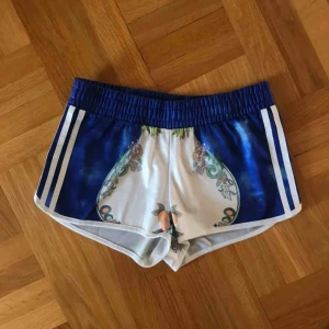  - Superfina Adidas-shorts i otroligt bra skick. 
